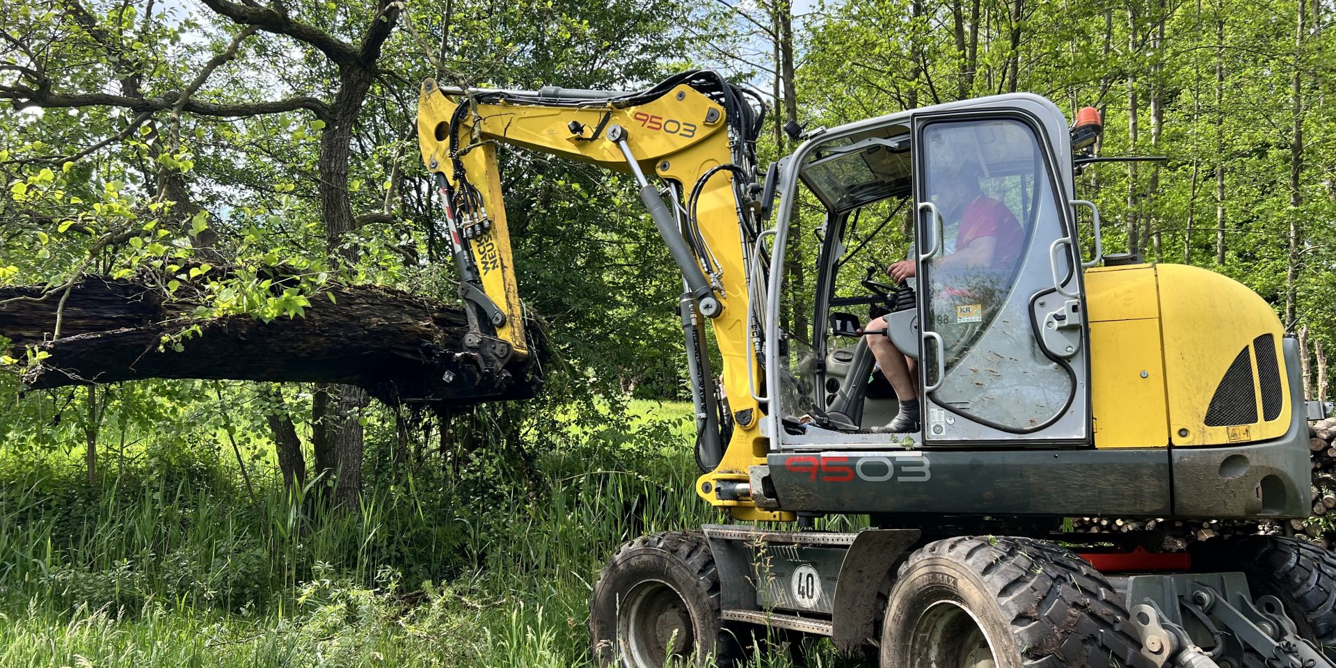 Met onze graafmachines kunnen wij diverse projecten professioneel en efficiënt uitvoeren.